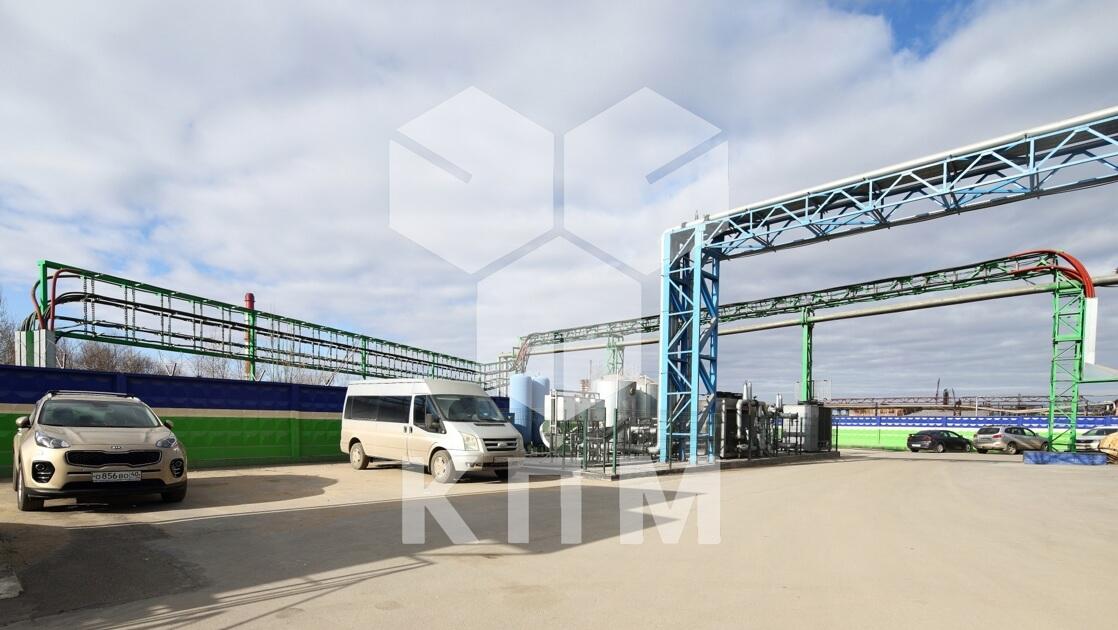 Фото автостоянки рядом с производством